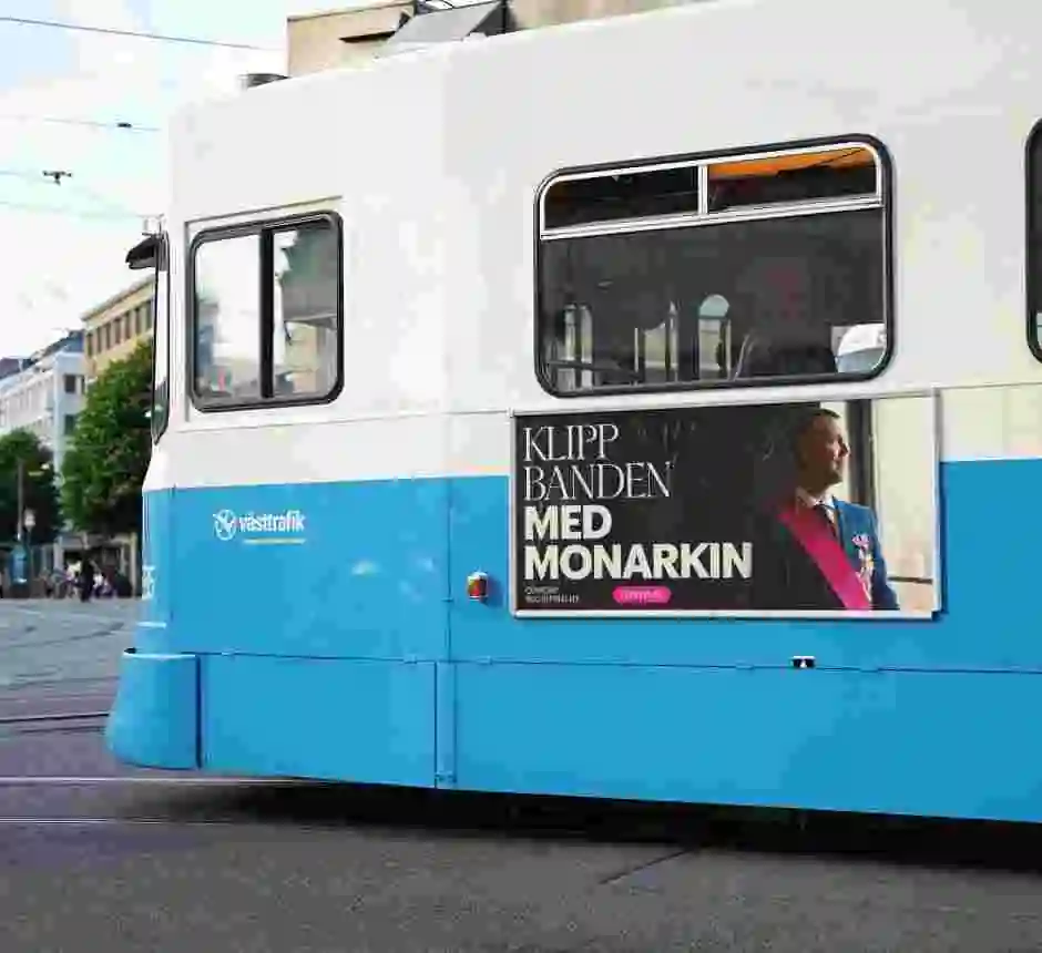 Spårvagn i Göteborg med reklamskylt på sidan.