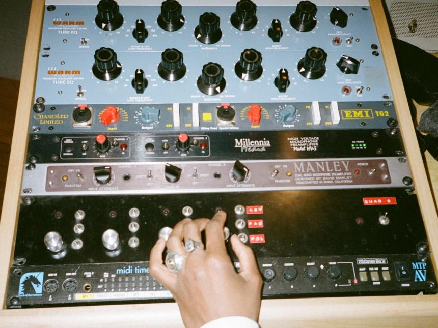 Alanna-Stuart Hand och mixerbord