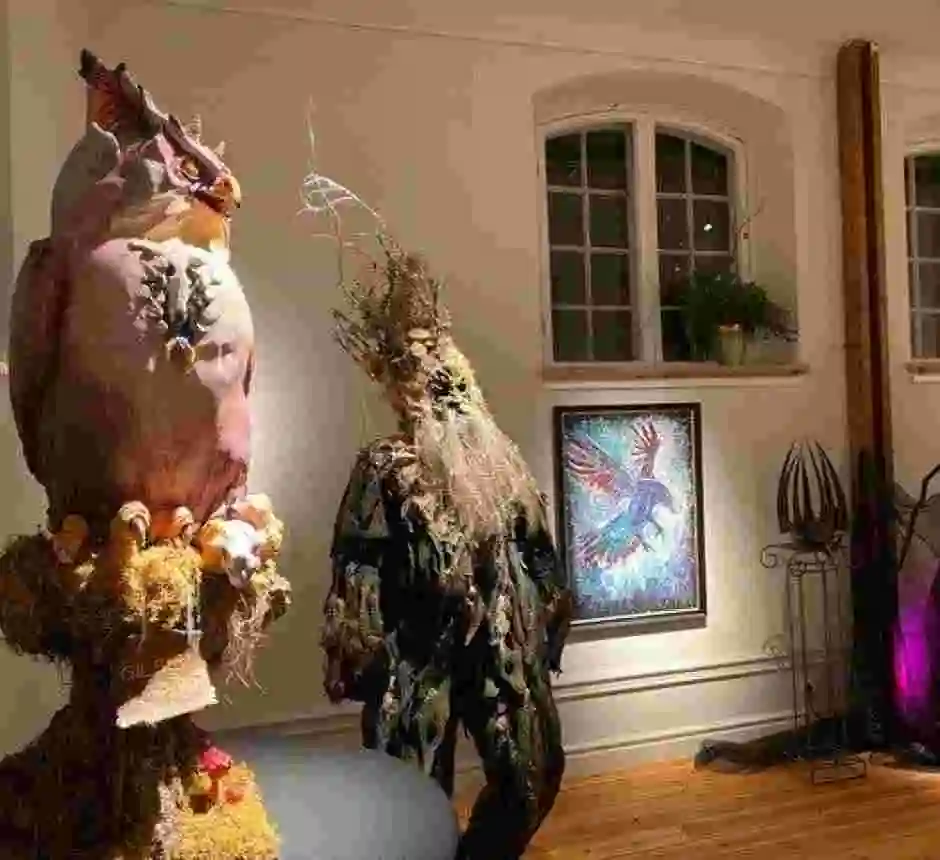 Utställning av ett antal objekt med ett fantasy-liknande tema inspirerade av skogsväsen.