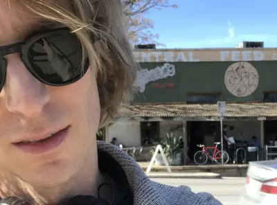 Love Antell framför studio i Austin