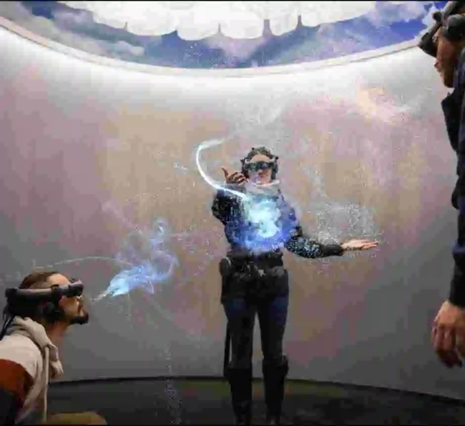 Ett antal människor i VR-goggles upplever ett mixed-reality-verk.