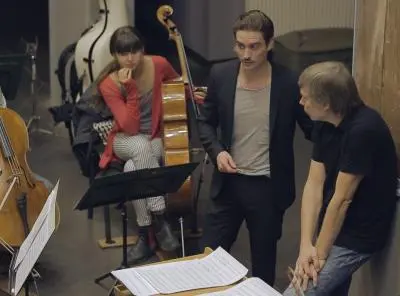 Jonas Valfridsson pratar med musikerna i Sinfonietta Riga