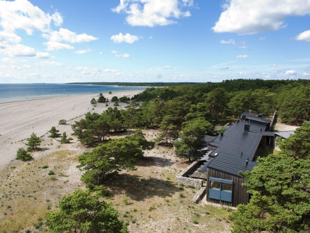 Flygfoto av gården med utsikt mot havet